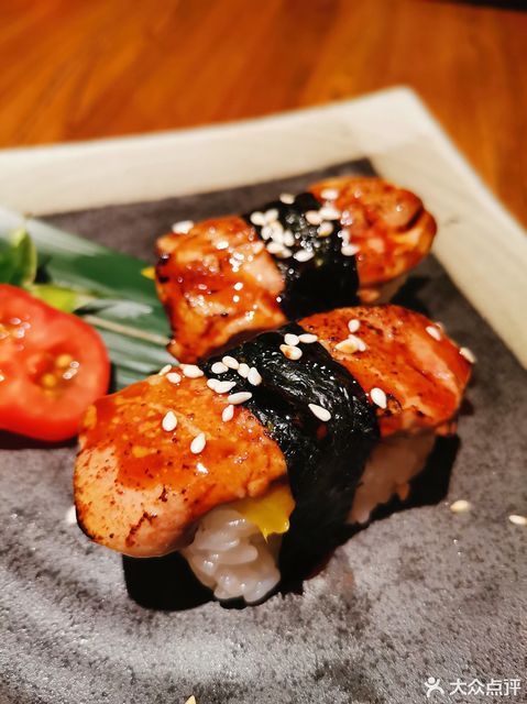 招牌鹅肝香芒握寿司图片