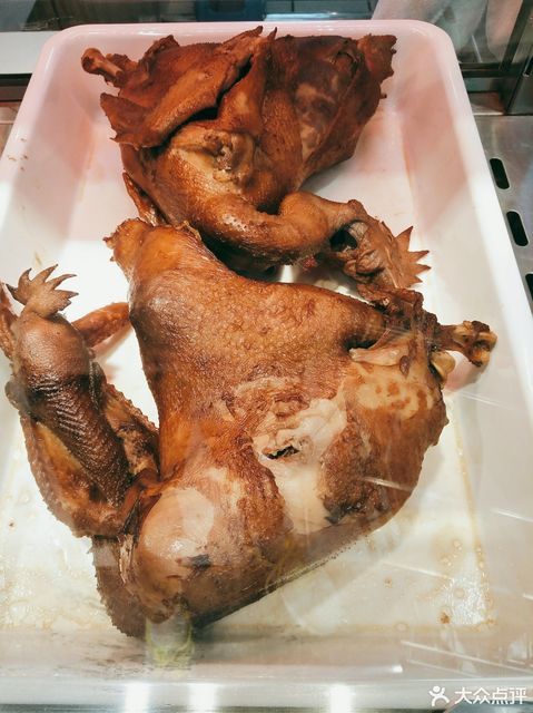 推荐菜:福寿德道口烧鸡(庆丰路店)位于长春市宽城区紫金豪庭小区亚泰