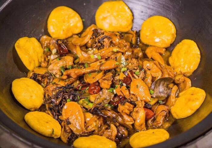 推荐菜:老成都柴火鸡位于博尔塔拉蒙古自治州博乐市红