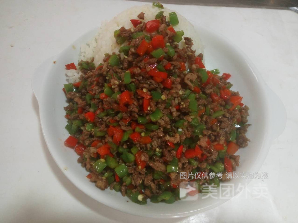 麻辣雞絲蓋飯酸筍牛肉蓋飯推薦菜:李錦聚位於昆明市石林彝族自治縣