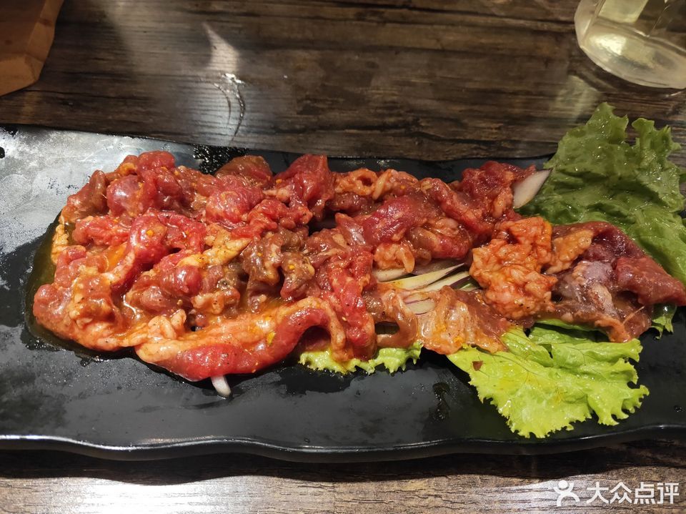 拌花菜烤鲜瘦牛推荐菜:放牛班炭火烤肉位于沈阳市于洪区细河路113-1门