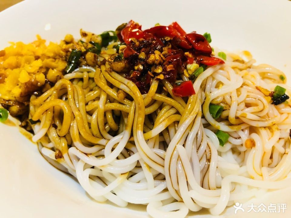 推荐菜:小平汤店(绳金塔店)位于南昌市西湖区步行街与绳金塔街交叉口