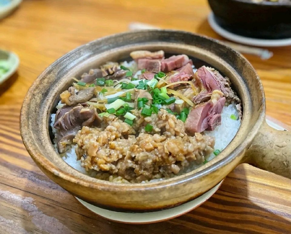 三拼煲仔饭图片