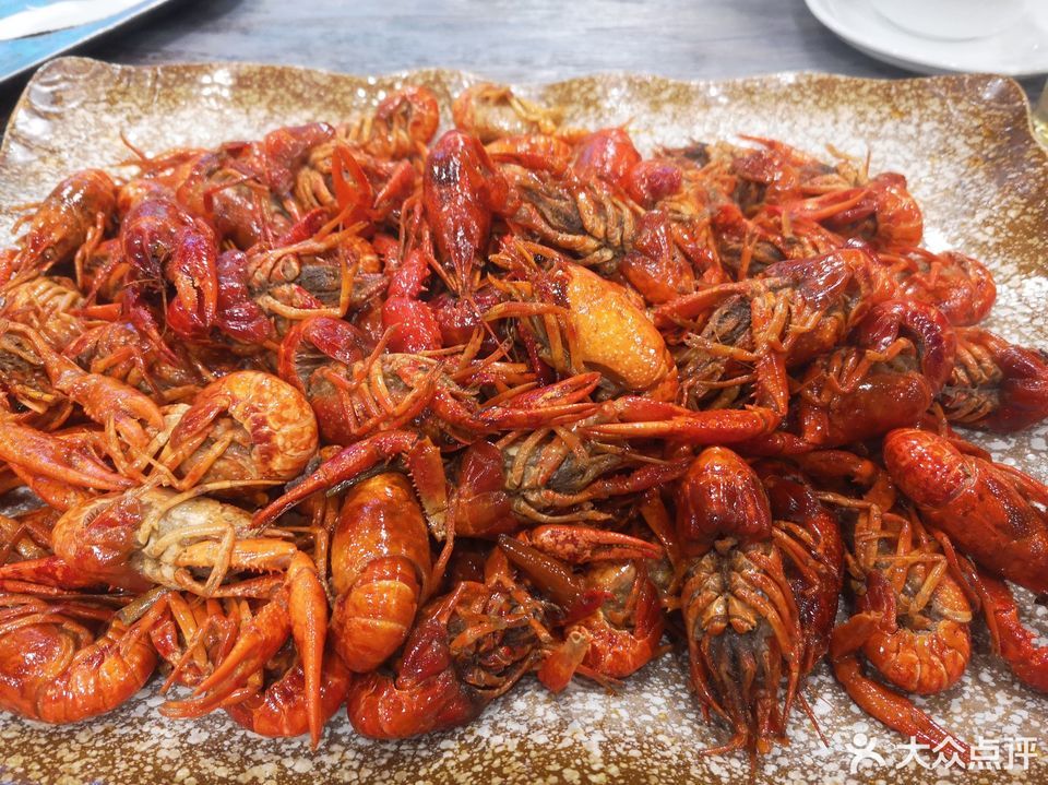忆口香蟹煲香辣卤虾推荐菜:忆口香龙虾(河西店)位于长沙市岳麓区咸嘉