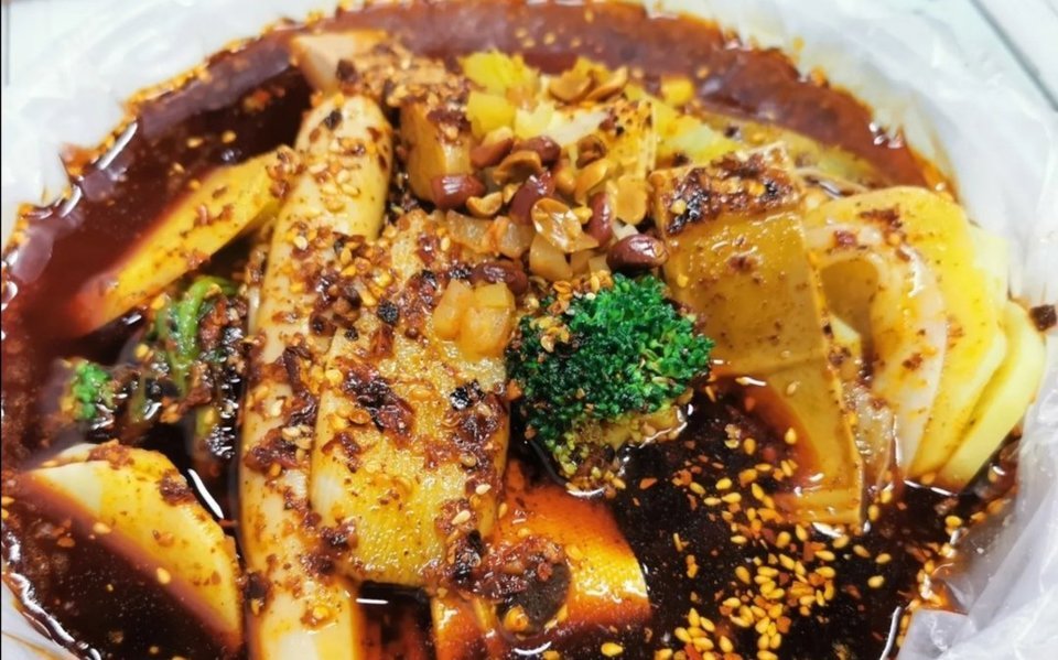 推荐菜:不二麻辣烫位于兰州市秀川街道南滨河中路1738号第一层018室