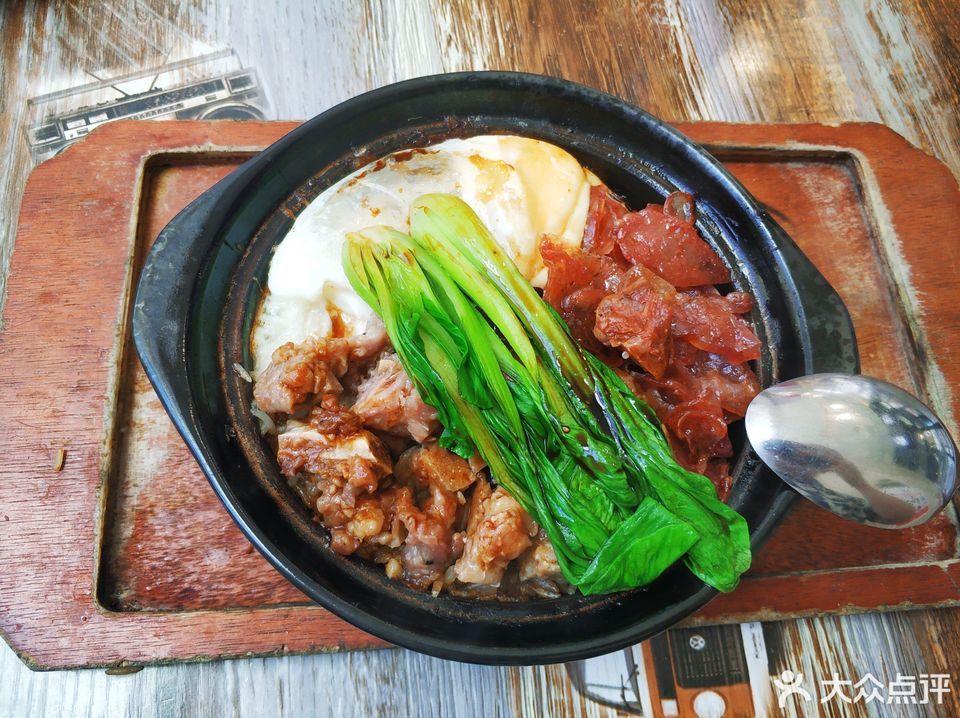 排骨腊肠双拼煲仔饭