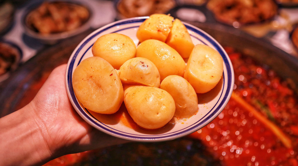 耙芋儿耙鸡爪推荐菜:抄姐老火锅(佳乐金街店)位于泸州市丽景路万象汇