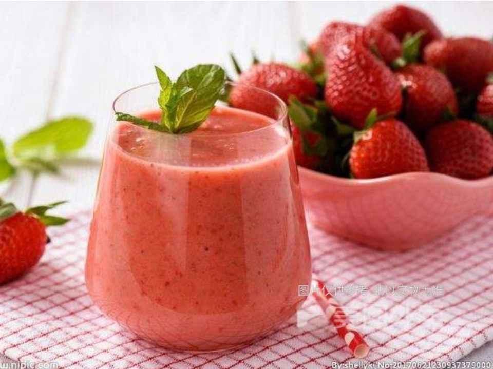 现榨草莓汁图片