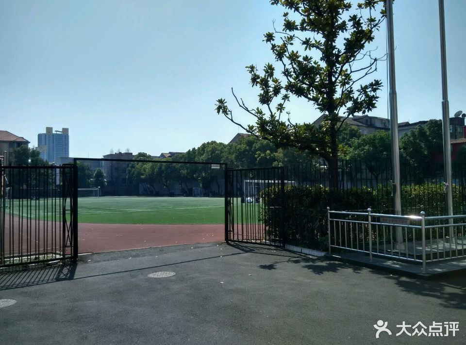 52中学-足球场