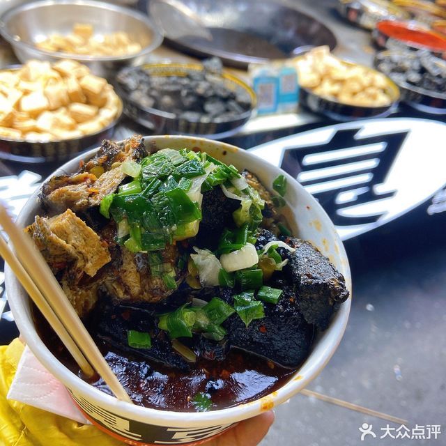 推薦菜:老友水煮正宗長沙臭豆腐位於南寧市青秀區中山路美食街244號