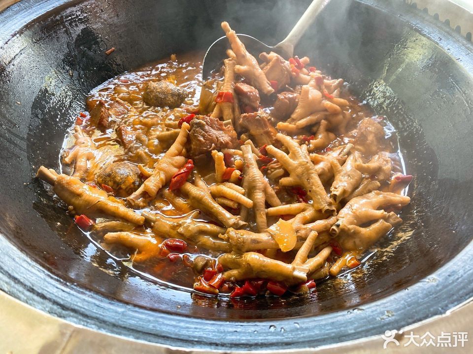 铁锅炖排骨推荐菜:兄弟大灶台位于西安市灞桥区柳鸣路西都美食坊2楼
