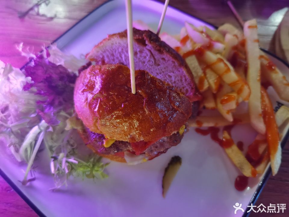 牛肉大轰炸汉堡图片