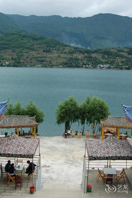 在哪,在哪裡,在哪兒):涼山彝族自治州雷波縣雷波馬湖風景區民族酒店