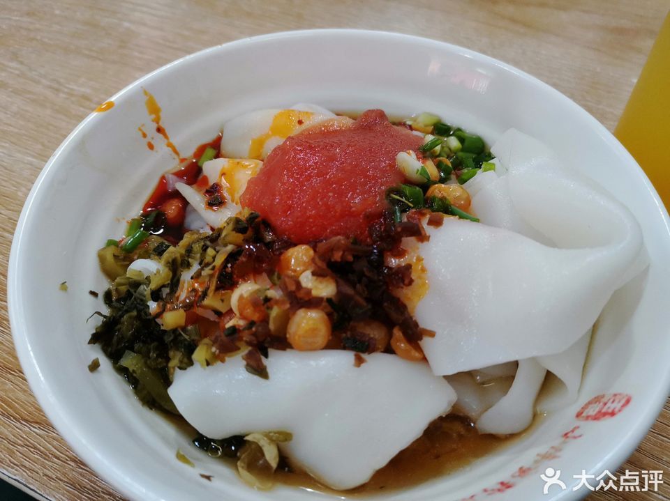 王记小伟剪粉店位于安顺市镇宁布依族苗族自治县东街推荐菜:鸡肠旺