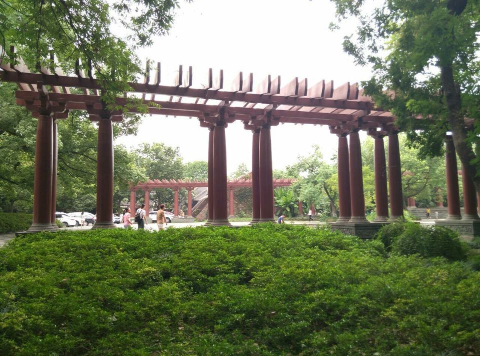 罗马广场位于杭州市上城区南山路