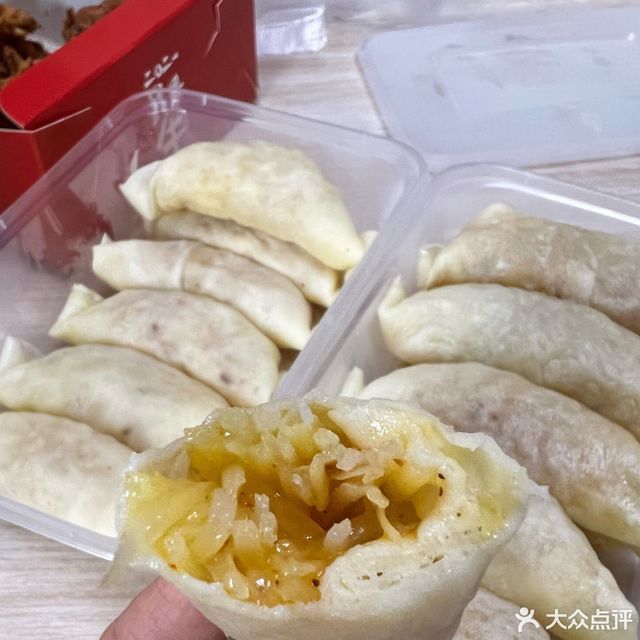 彤彤小卷饼店位于盘锦市兴隆台区盘宇街利港银河新城1号商业c段101