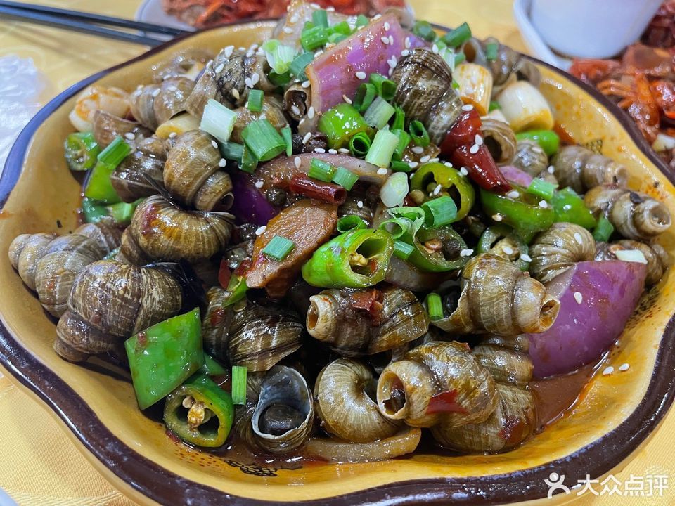 洪湖藕汤位于成都市龙泉驿区航天北路105-109号推荐菜:手抓卤味虾梅见