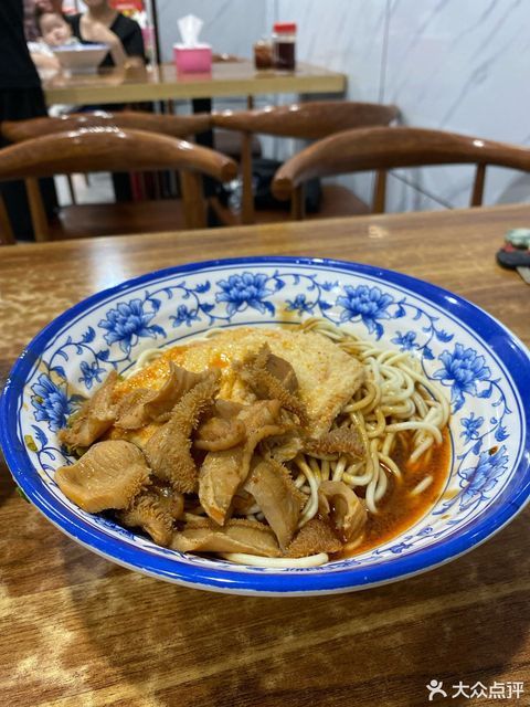 招牌红烧牛杂热干面图片