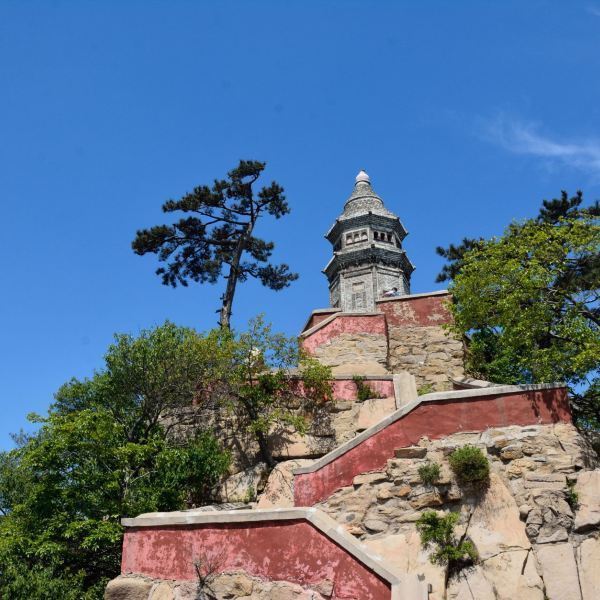 塔是天津蓟州区盘山风景区内的一个非常重要的标志性景观,就在挂月峰