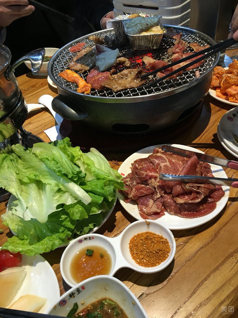 鲜切牛肉推荐菜:韩京韩式自助烤肉(贝村店)位于金华市义乌市贝村路251