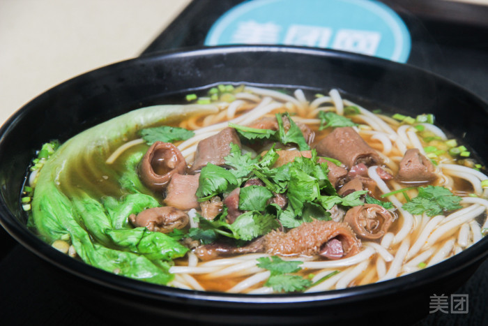 牛腩粉酸辣粉推荐菜:老岭南和味牛杂位于恩施土家族苗族自治州恩施市