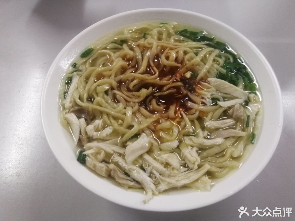 鸡腿手擀面推荐菜:炉桥手擀面(新天地店)位于合肥市庐阳区北一环与