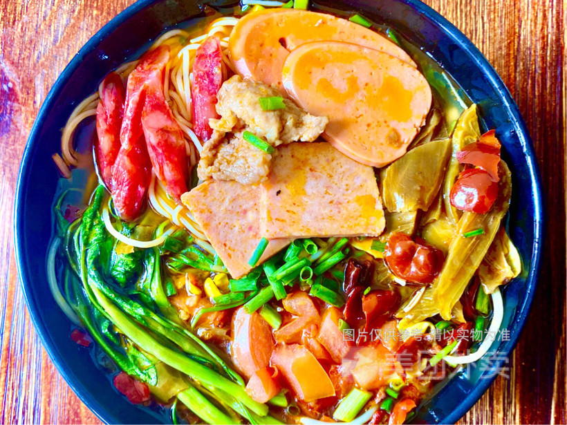 红汤酸菜全家福米线图片