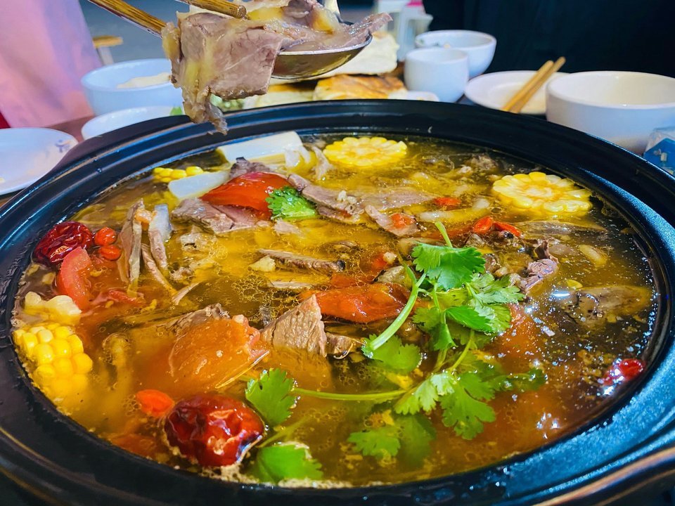 牦牛骨原汤牦牛肉汤锅图片