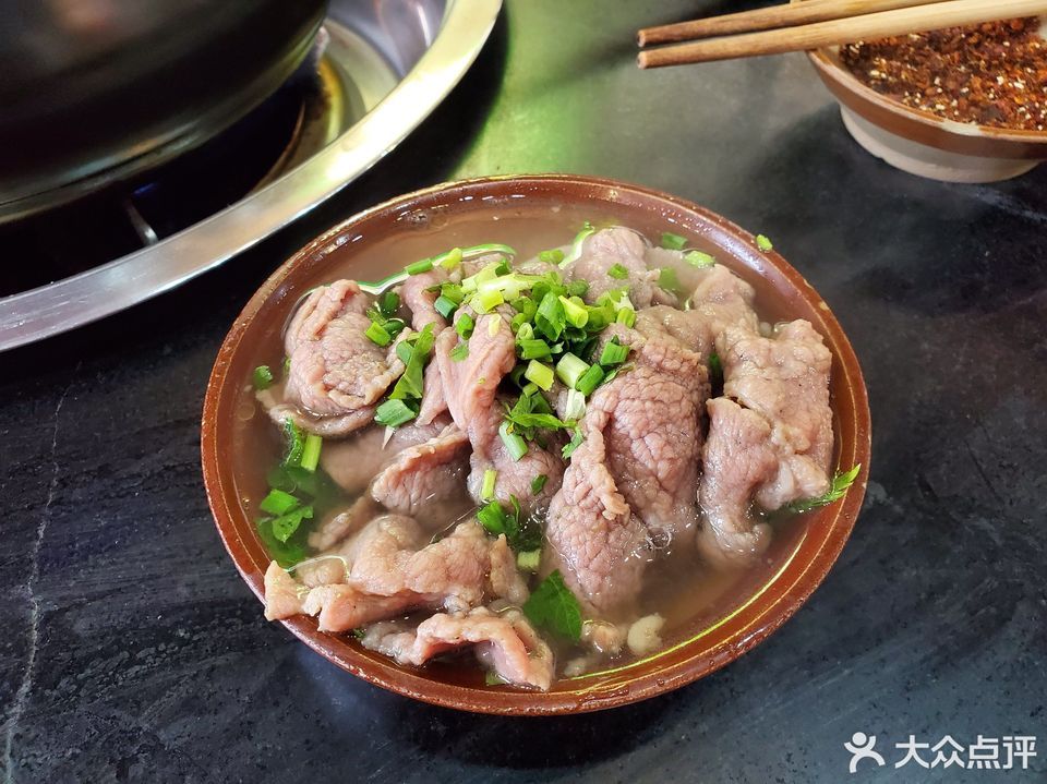 跷脚牛肉小锅推荐菜:怪难吃乐山跷脚牛肉(新牌坊店)位于重庆市渝北区