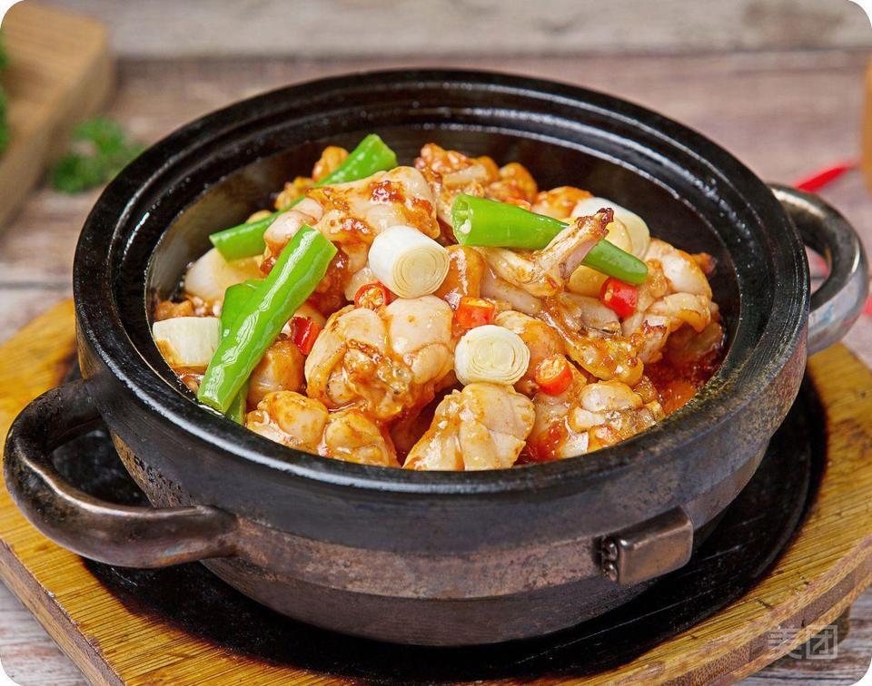 石锅沸腾牛蛙图片