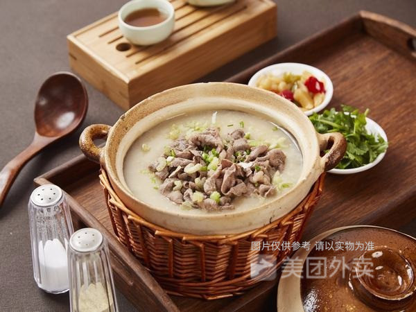 潮界经典牛腩煲手打牛肉丸推荐菜:潮界(徐汇日月光店)位于上海市徐汇