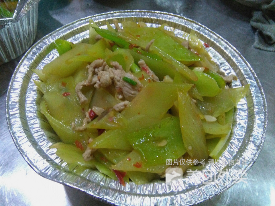 莴笋炒肉煲仔饭图片