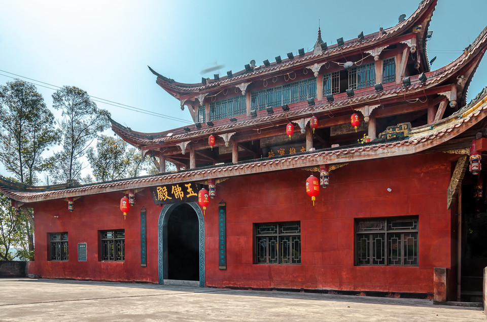 佛灵寺位于乐山市犍为县犍罗路