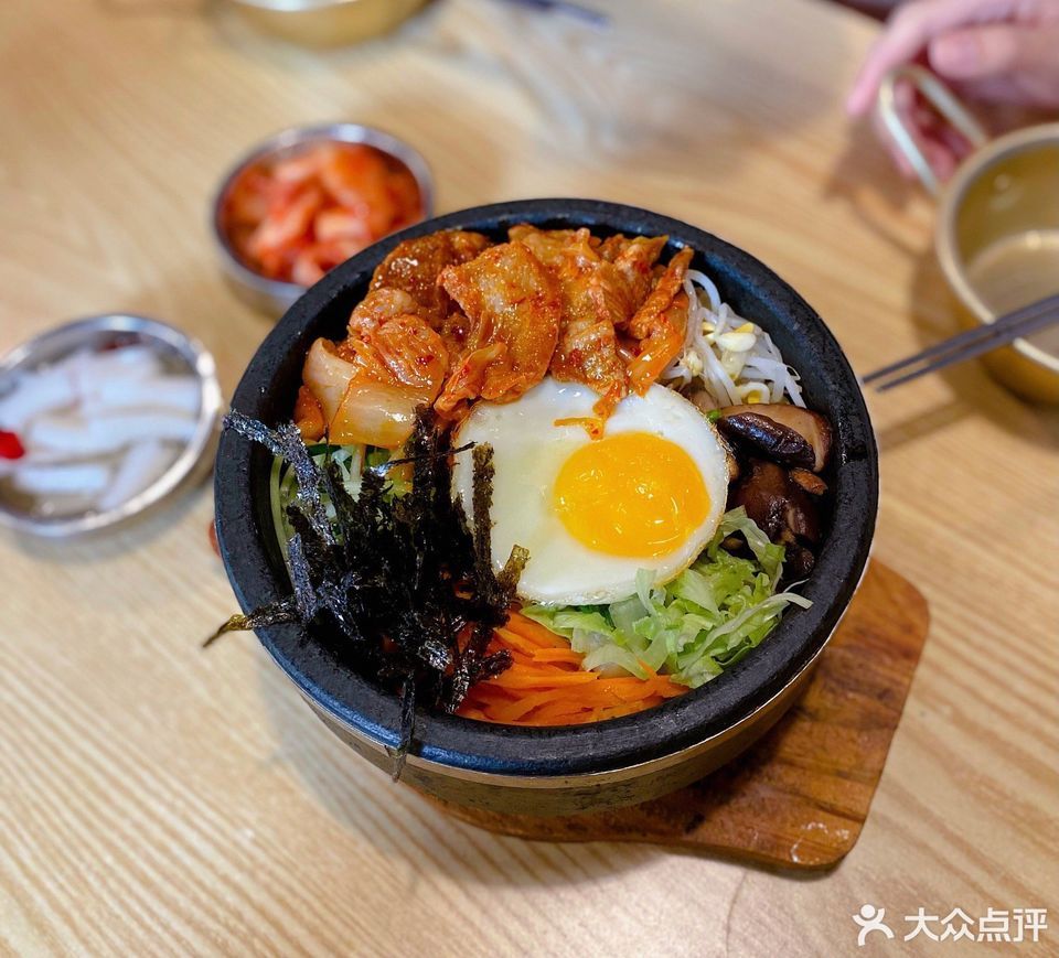 五花肉泡菜石锅拌饭图片