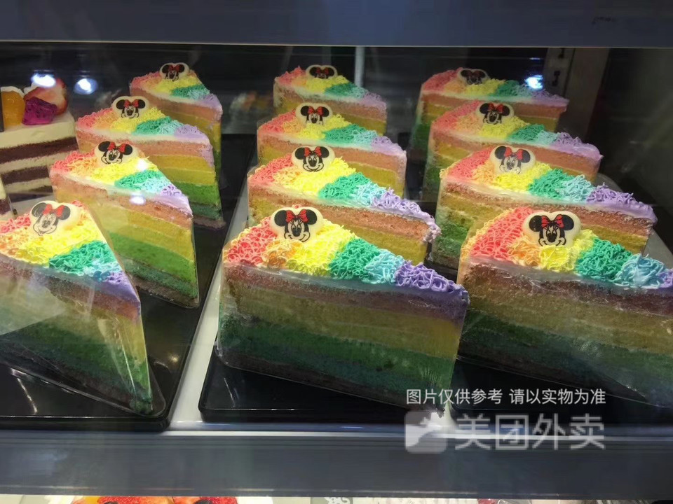彩虹蛋糕切块图片