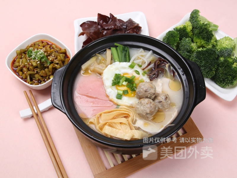 特色香菇贡丸米线图片
