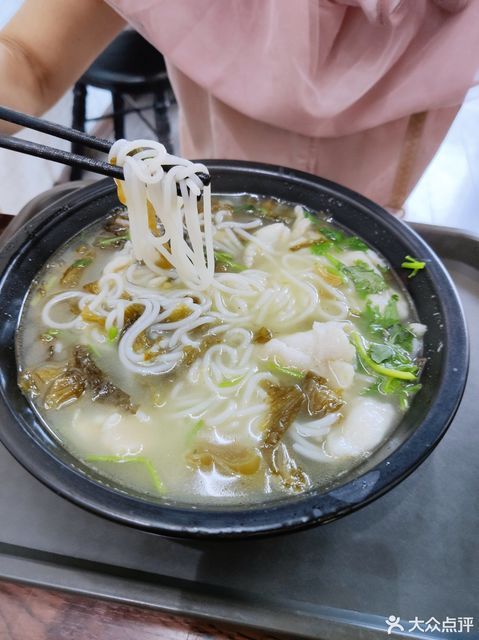 金汤酸菜鱼米线图片