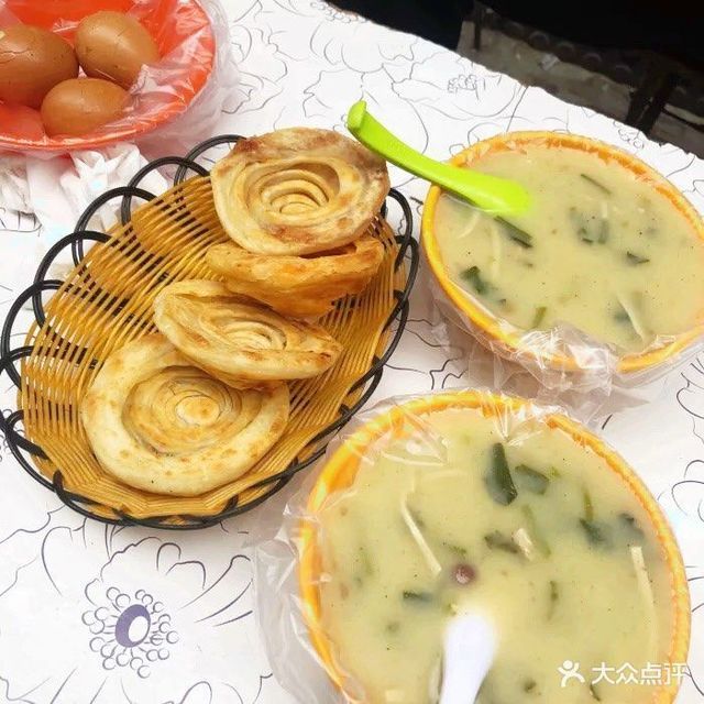 五香甜沫原味油旋推荐菜:油旋张(纬三店)位于济南市市中区经四路与纬
