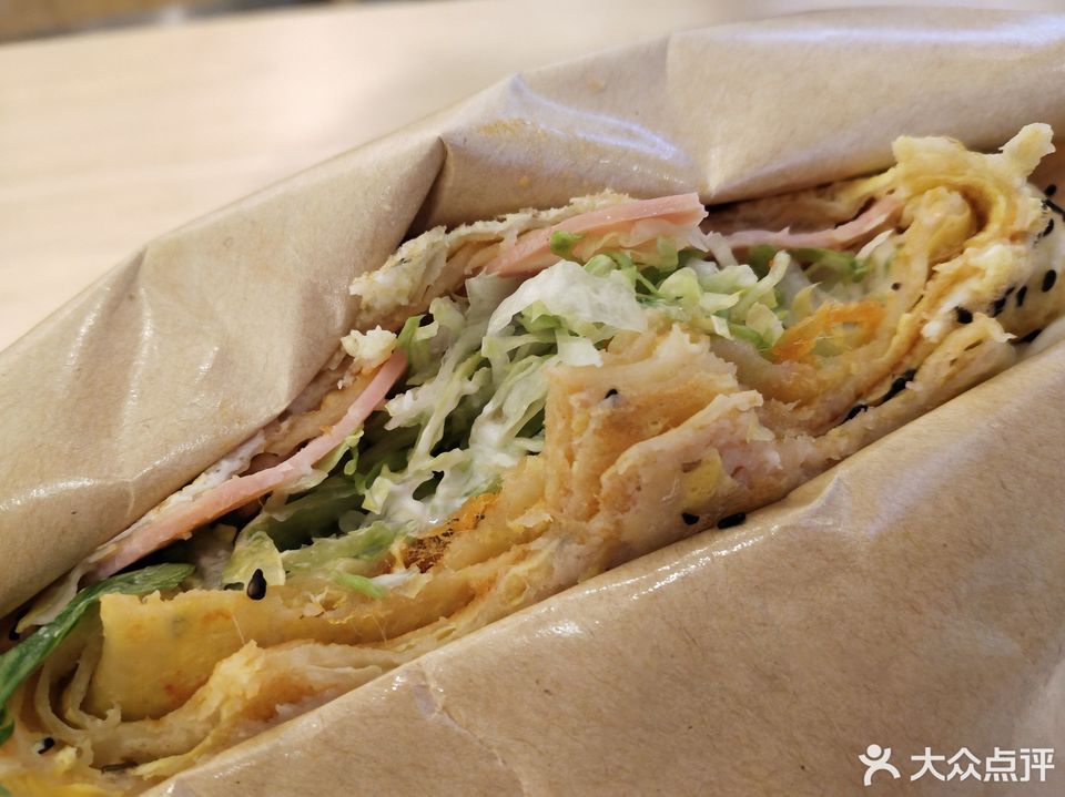 黑椒牛魔王煎饼推荐菜:煎饼记(凯德壹中心店)位于长沙市岳麓区茶子山