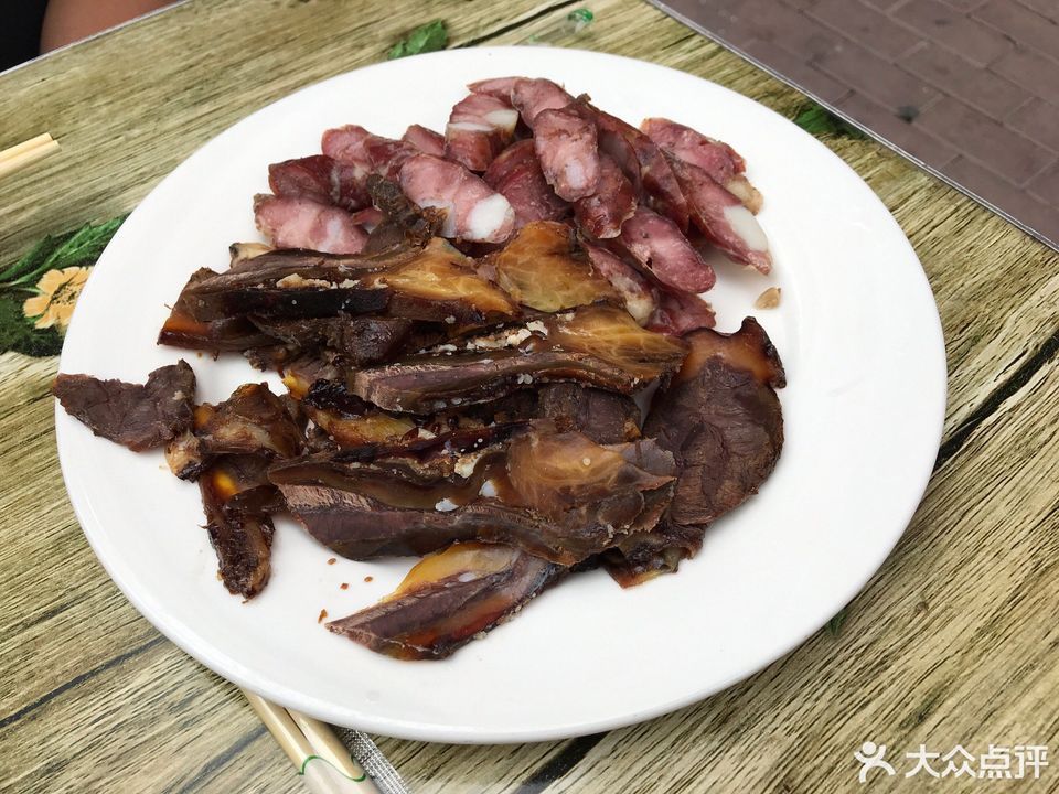 振江特色排骨三鮮餃子推薦菜:振江燻醬餃子館位於哈爾濱市道里區鄉里