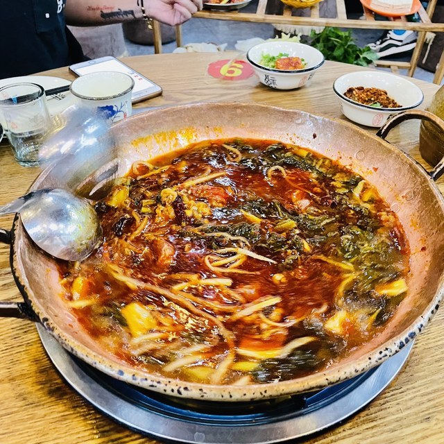 老坛秘制酸菜牛肉位于昆明市官渡区碧水蓝天小区二期25-26号推荐菜