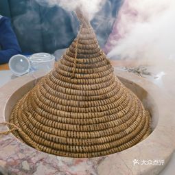 云南生态草帽蒸汽石锅鱼