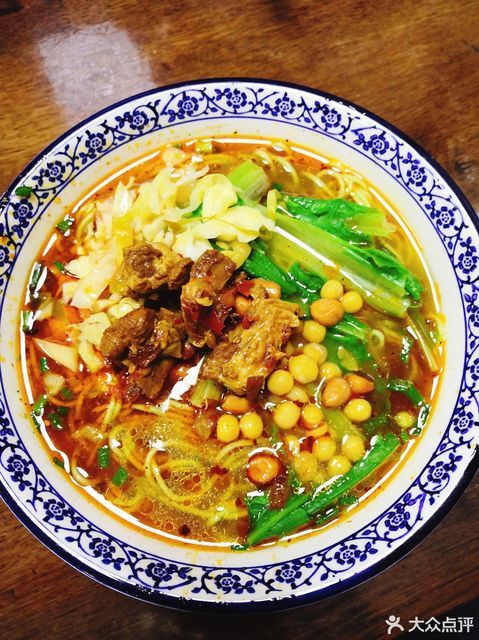 豌豆红烧排骨面图片