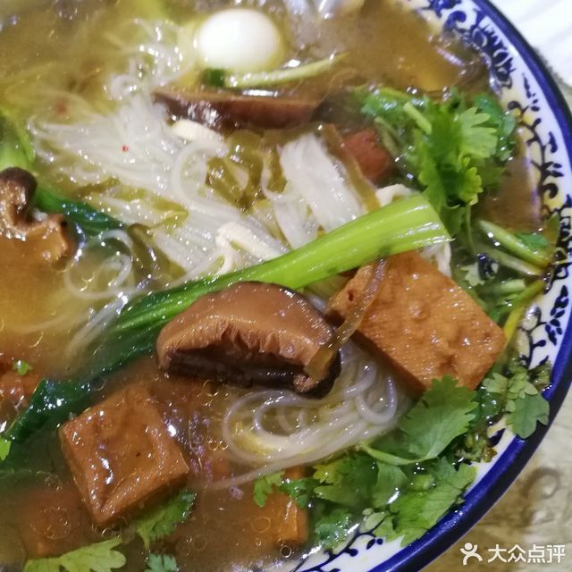 田记砂锅米线位于开封市顺河回族区工农路汴京路交叉口南行20米(公交