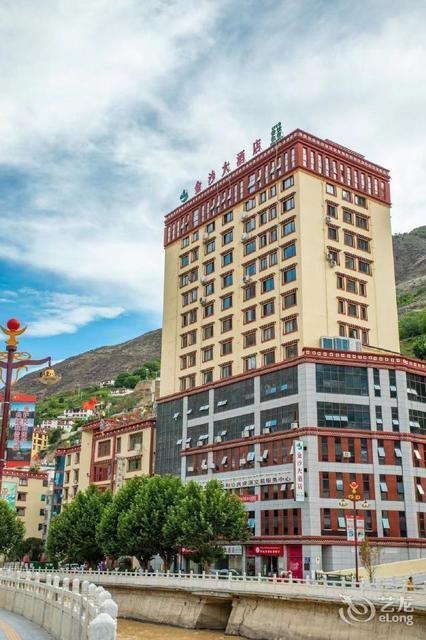 及商贸中心7-8楼电话:甘孜赤乃降措客栈(格达弦子横街分店)地址(位置