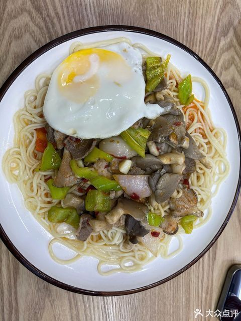 蘑菇牛肉拌面图片