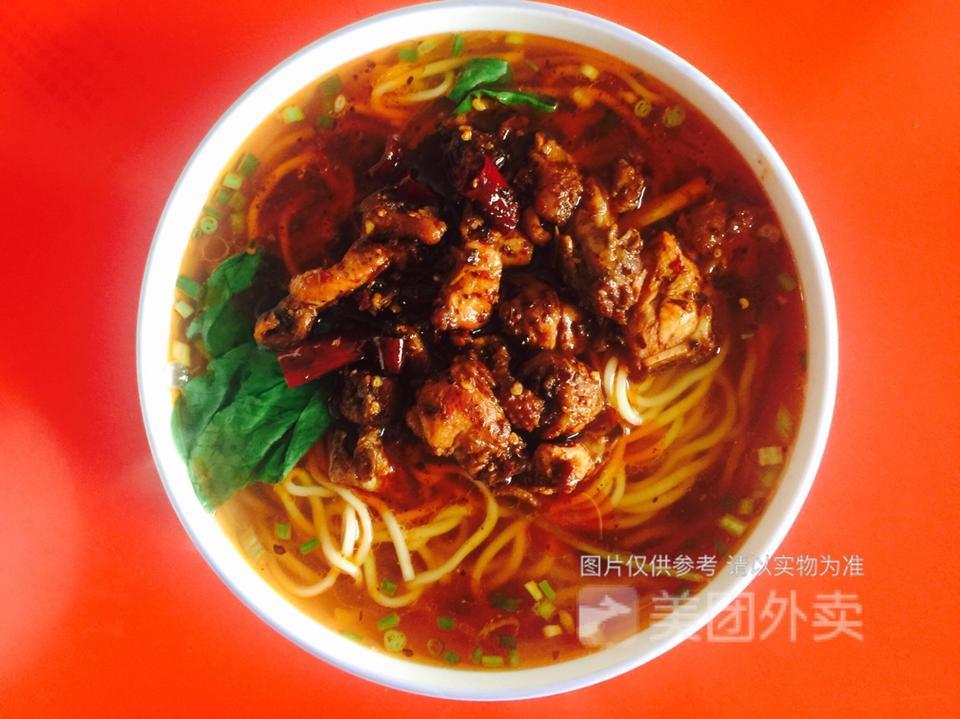 辣子鸡红油冷面图片