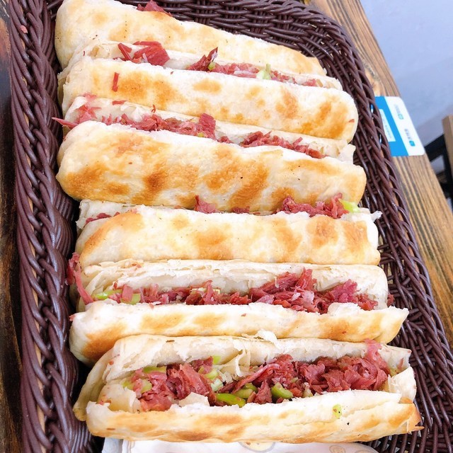 套餐a(一份紫菜蛋花汤 两个驴肉火烧)豆腐汤推荐菜:驴香苑·驴肉火烧