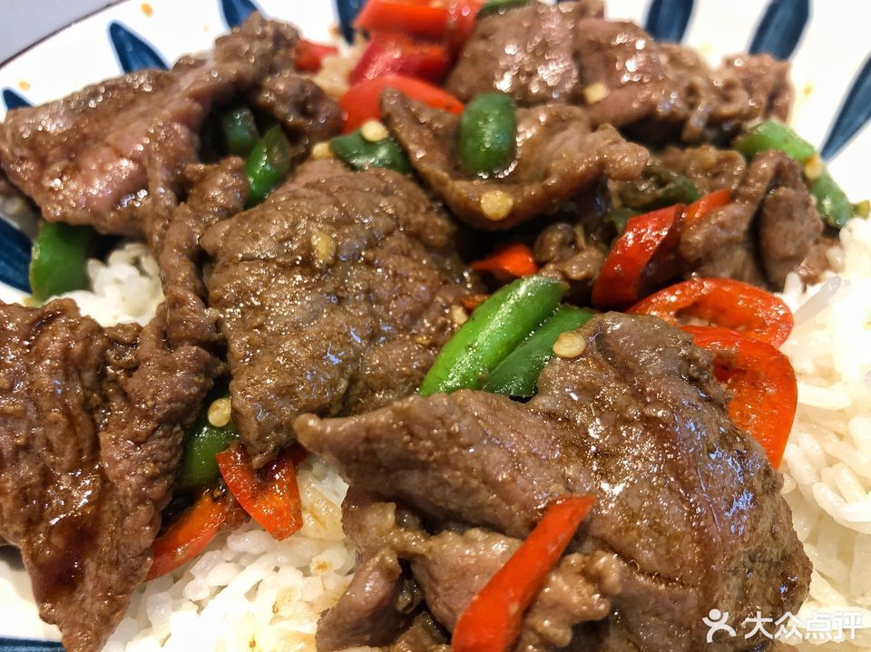 小炒黄牛肉擂椒拌饭图片