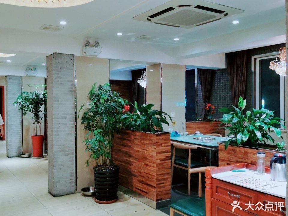 川号子烧鸡公(红峰路店)位于苏州市昆山市红峰东路15号推荐菜:辣子鸡